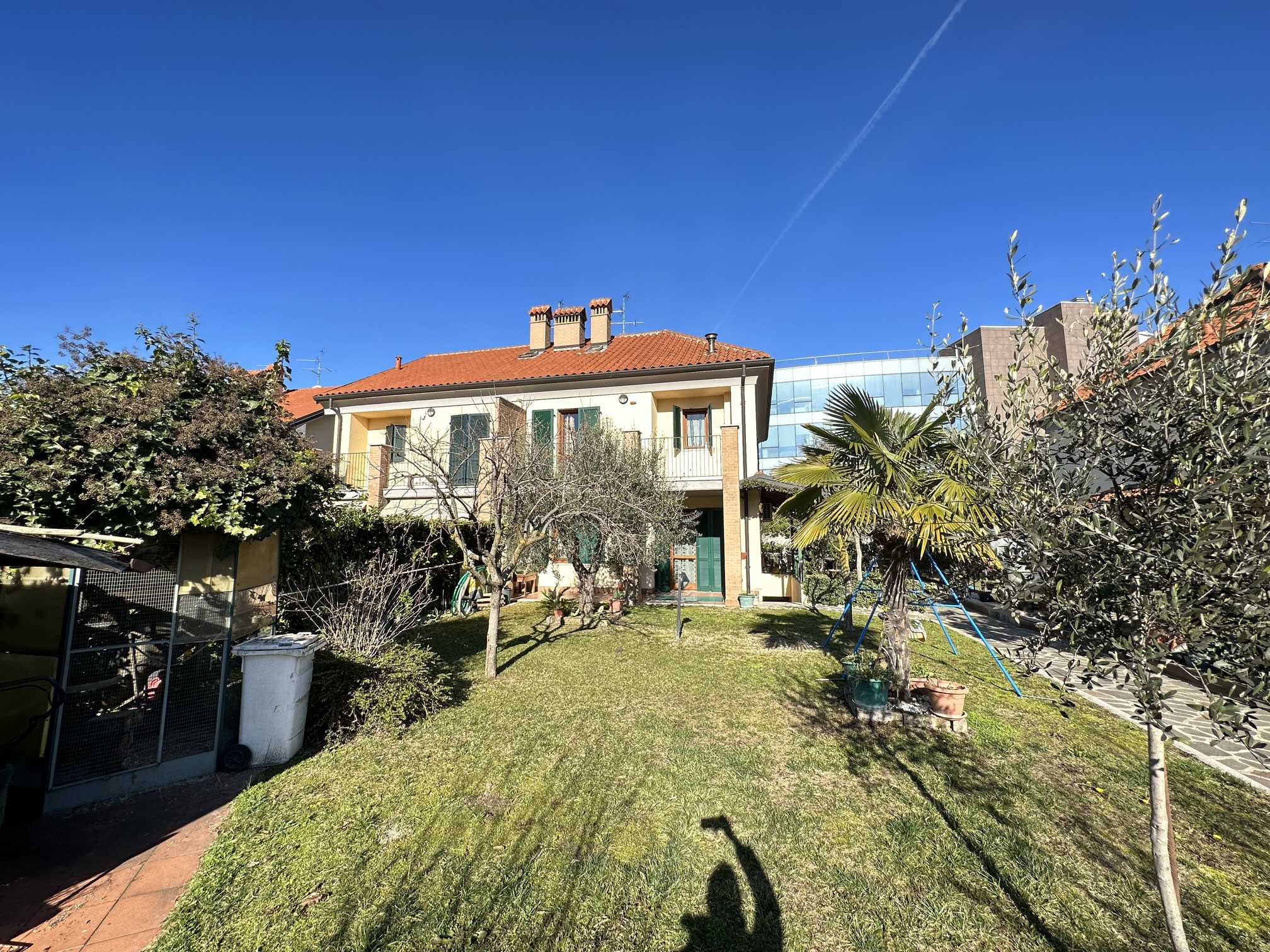 VILLA CON AMPIO GIARDINO PRIVATO